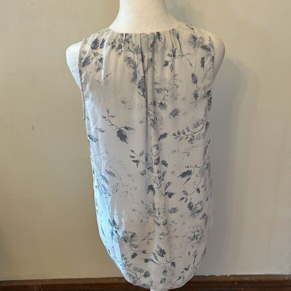 Violet + Claire blue/gray white floral sleeveless blouse Size M EUC - Picture 6 of 11
